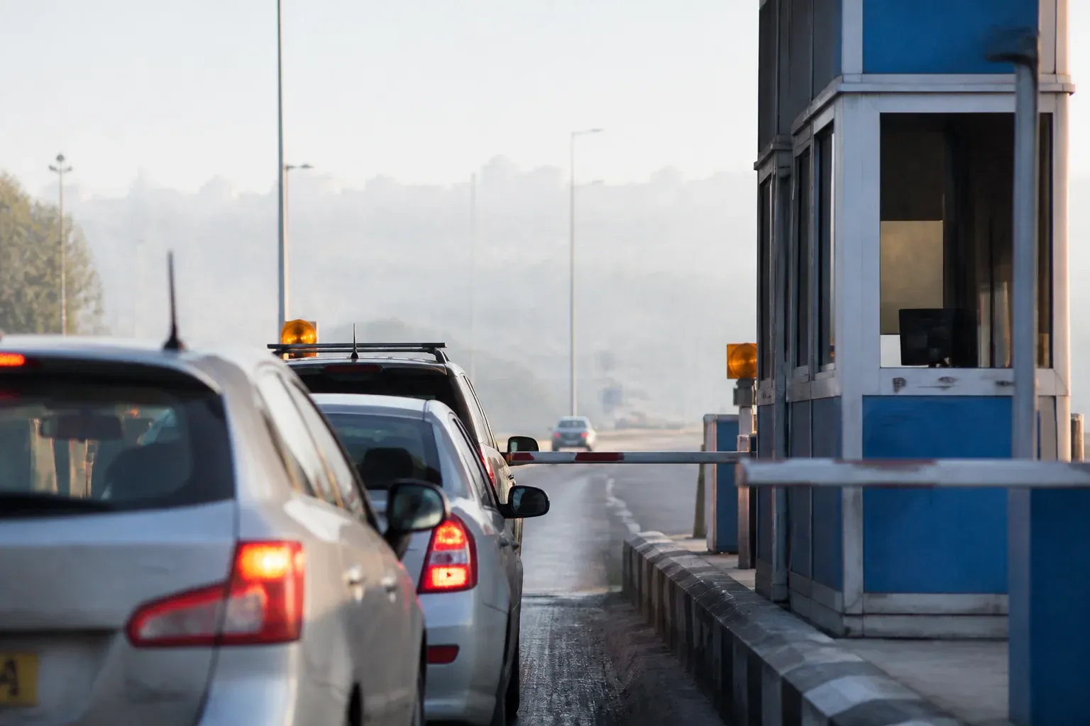 שער אגרה בכביש מהיר עם מכוניות שמחכות לפני המחסום